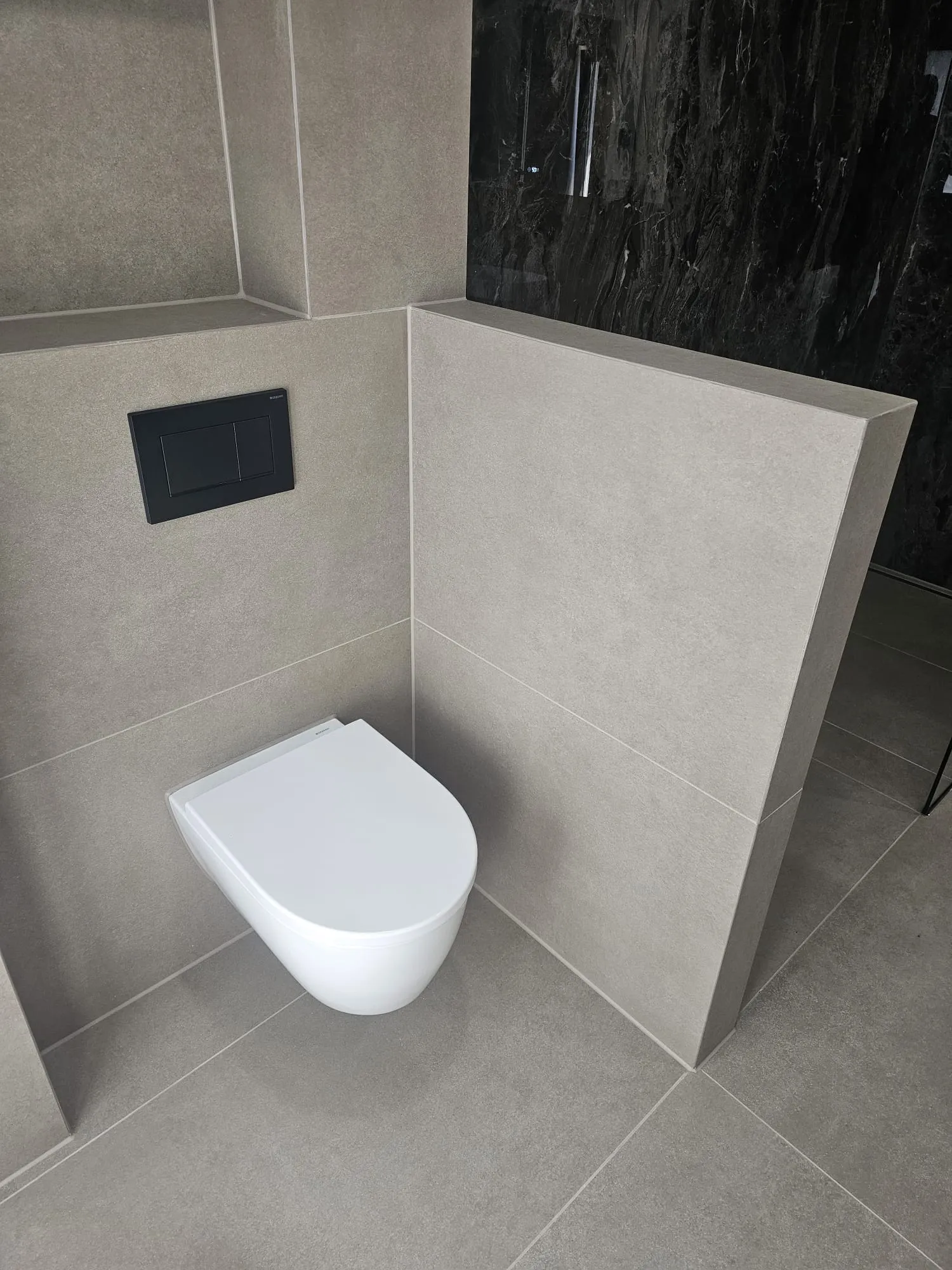 Marmor wandfliesen gaeste wc – Fliesenarbeit von Romanowski Fliesenlegermeister, Solingen